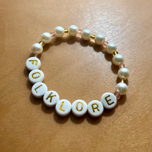 FOLKLORE Taylor Swift white and gold beaded friendship bracelet - Picture 2 of 3